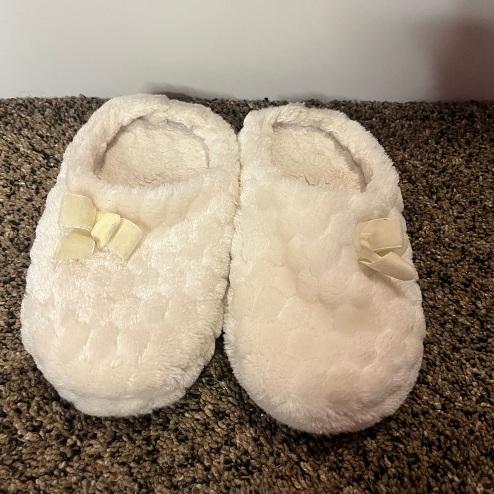 white fluffy Liz Claborne slippers
